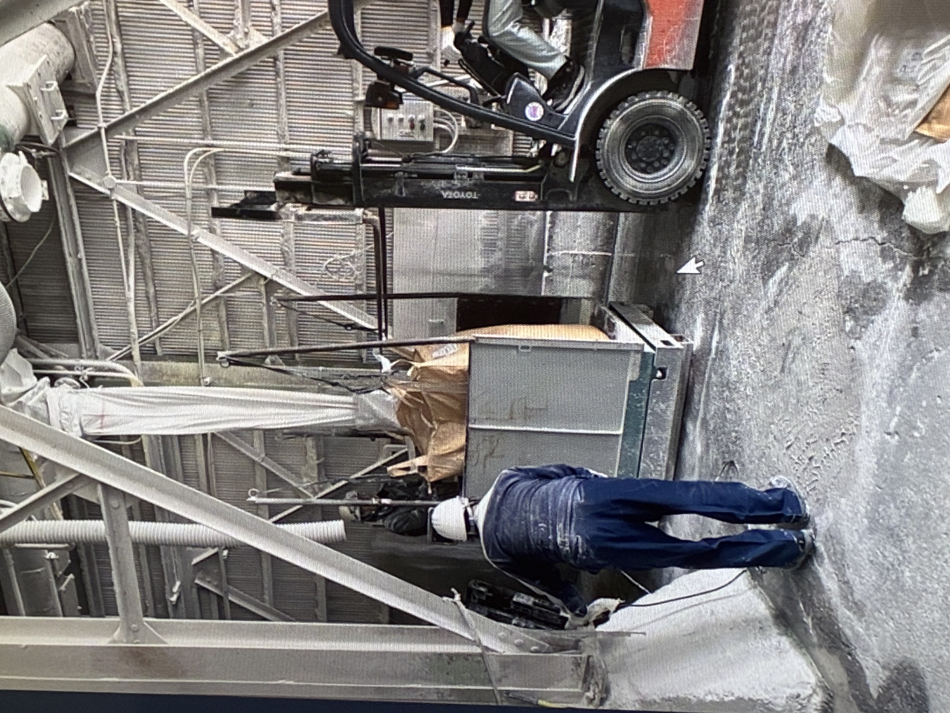 石灰製品の詰め込み作業
